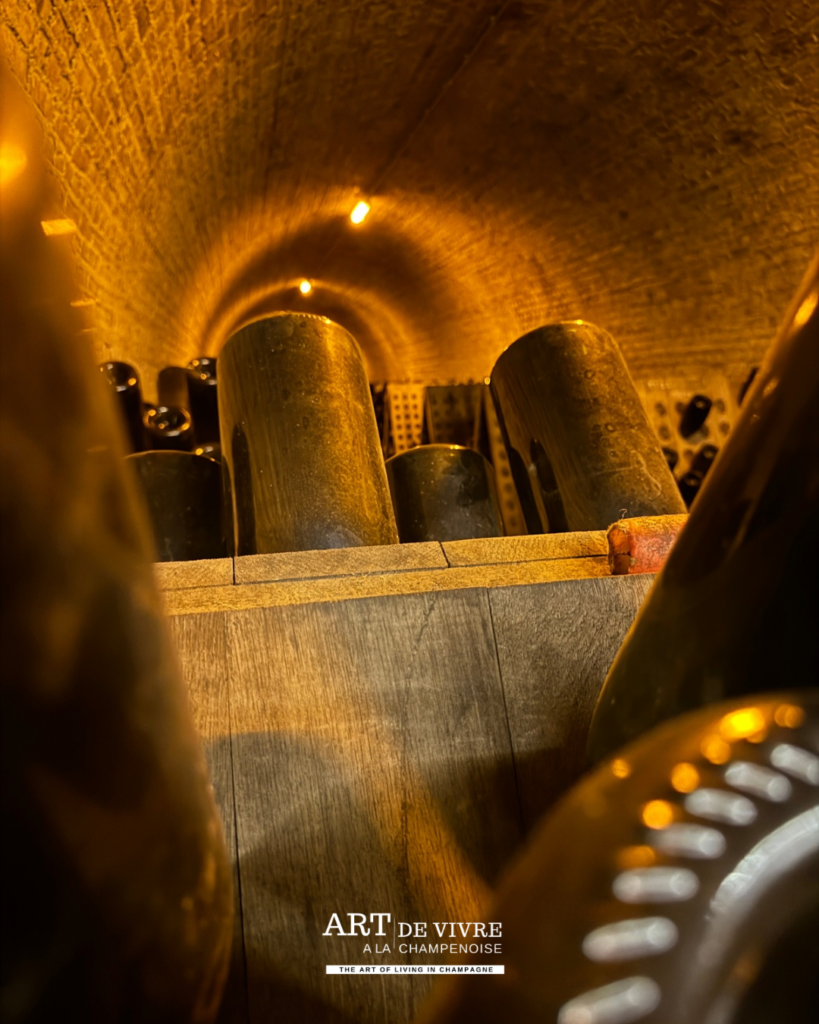 Bouteilles sur pupitres dans les caves du champagne gosset à Epernay