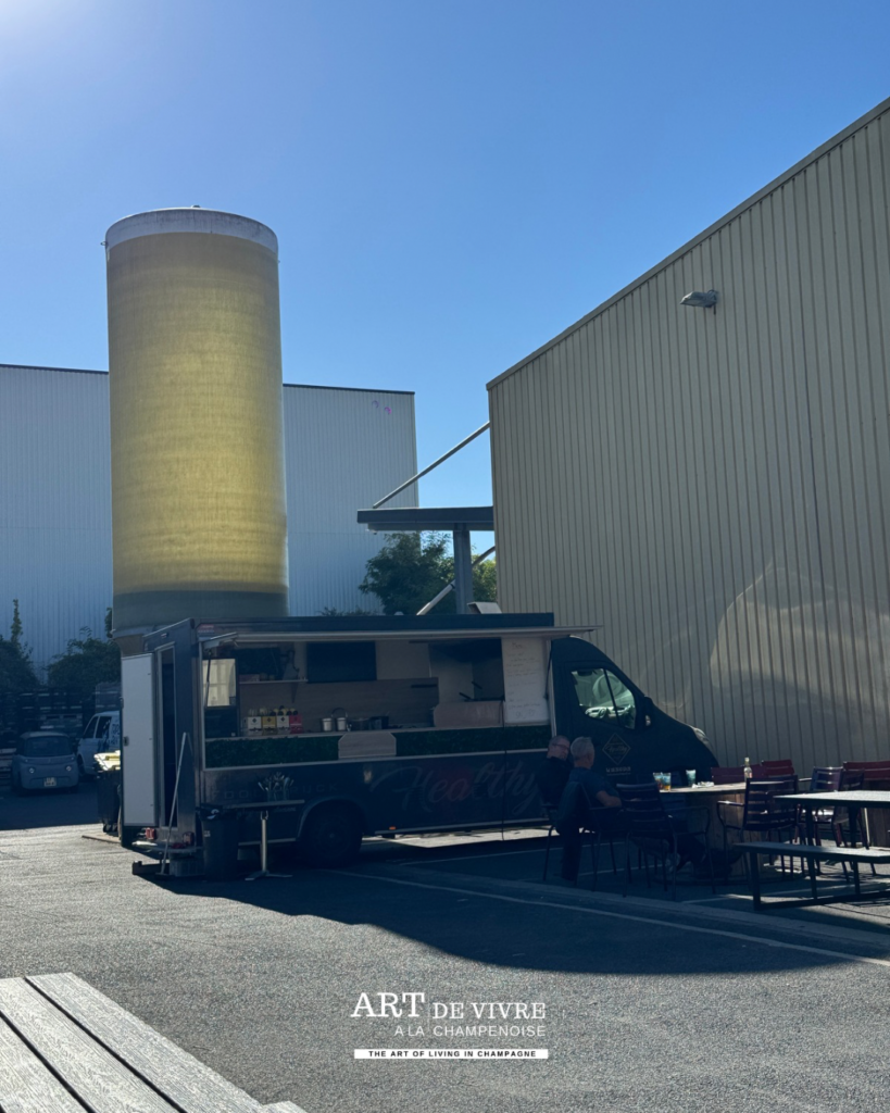 Fodd Truck à l'extérieur de la Brasserie La Bouquine à Cormontreuil, près de Reims