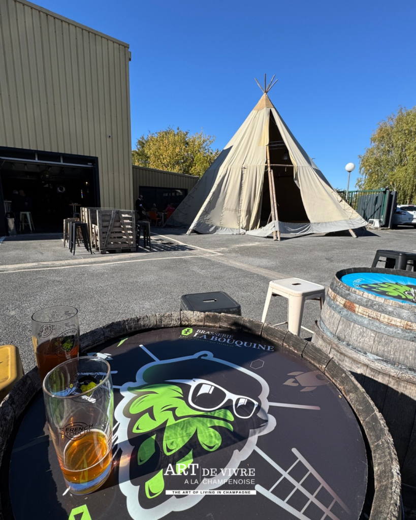 tipi à l'exterieur de la Brasserie La Bouquine à Cormontreuil, près de Reims