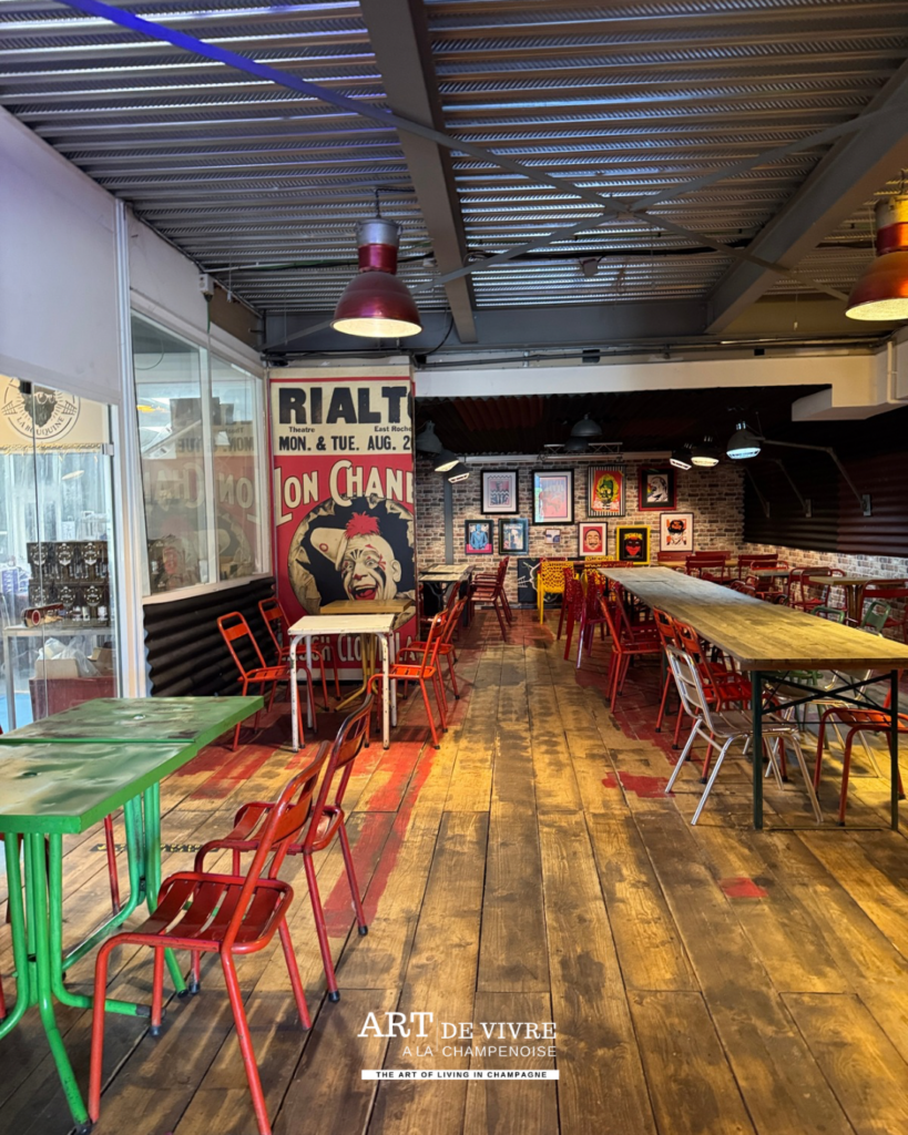 Intérieur du bar de la Brasserie La Bouquine à Cormontreuil, près de Reims
