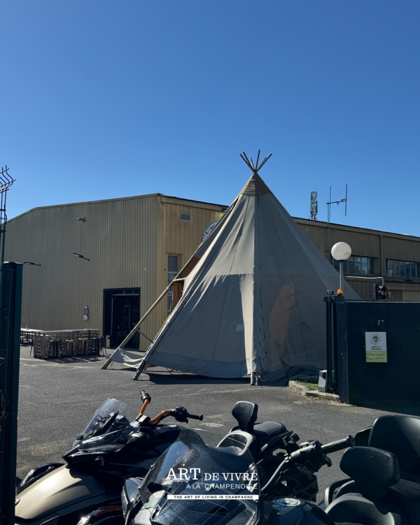 Le célèbre tipi à l'extérieur de la Brasserie La Bouquine à Cormontreuil, près de Reims