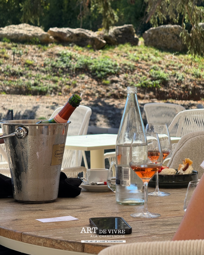Apéritif Laurent Perrier rosé en terrasse de la farm
