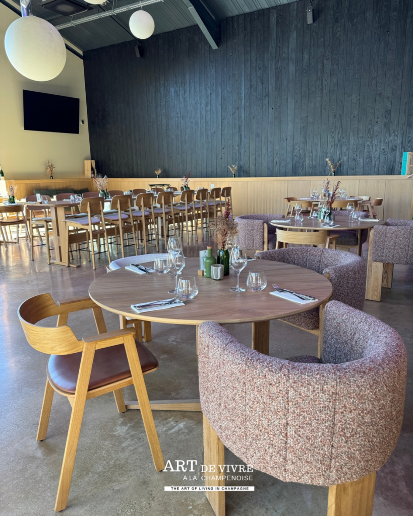 Tables rondes et rectangulaires au restaurant La Farm
