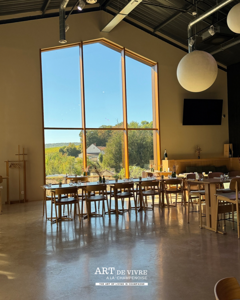 Intérieur et vue du restaurant La Farm