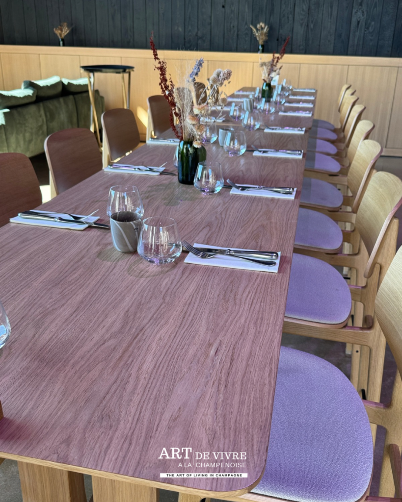 Table dressée au restaurant La Farm