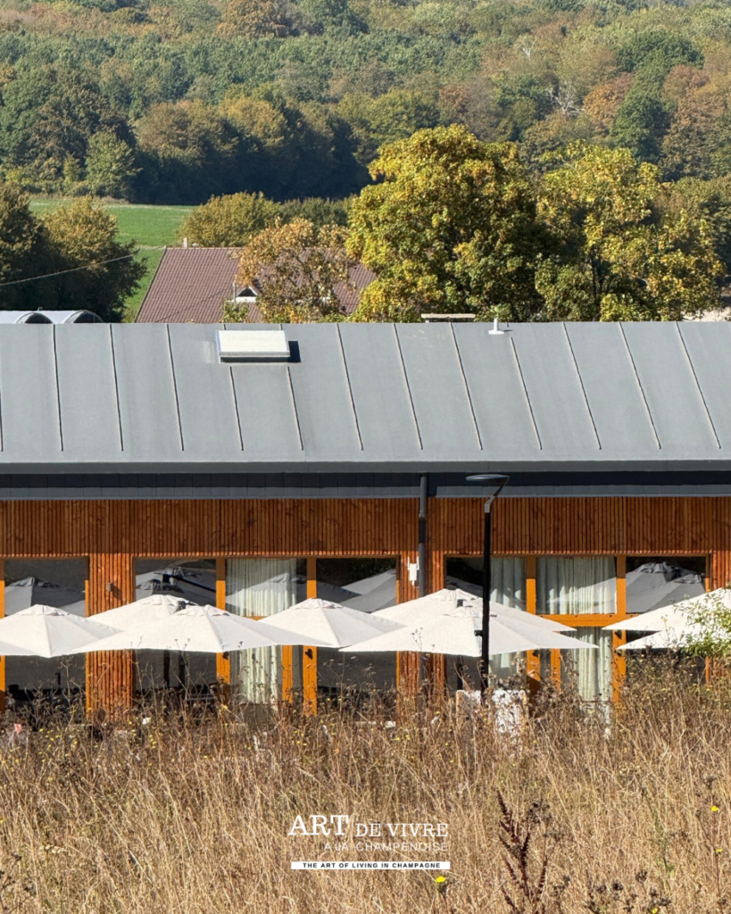Terrasse et parasols du restaurant La Farm
