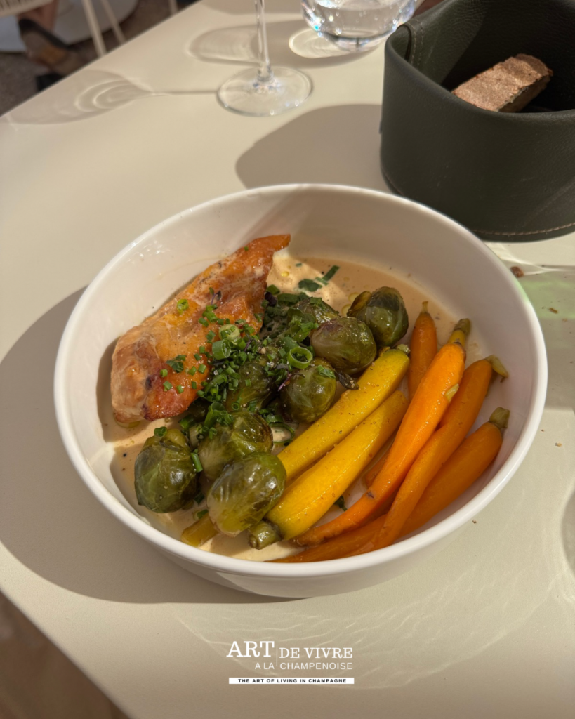 plat du jour : Pintade, carottes et choux de Bruxelles à La Farm