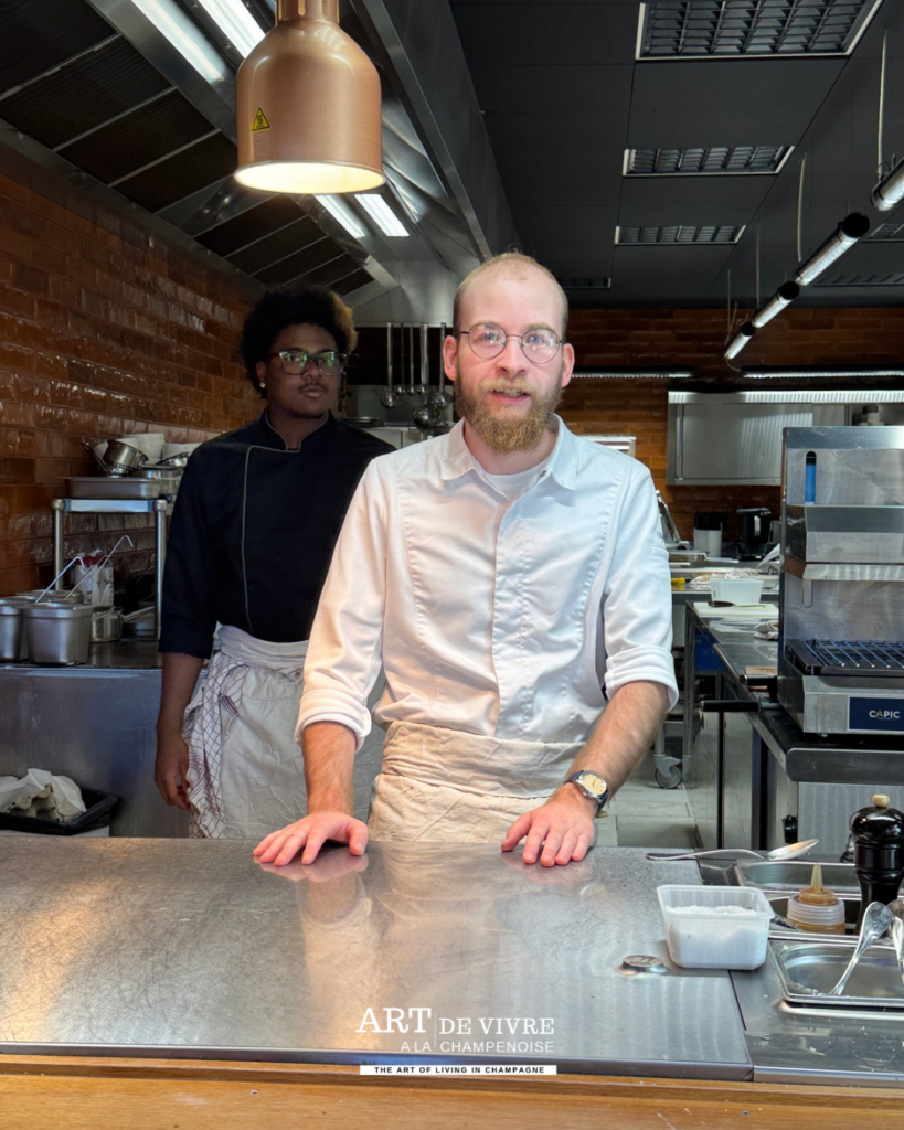 Dorian en cuisine au restaurant La Farm