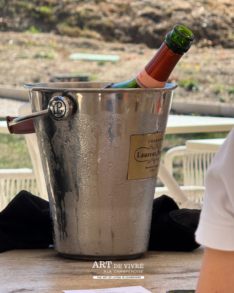 bouteille de Champagne Laurent Perrier rosé à la terrasse de La Farm