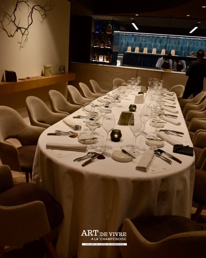 Salle du restaurant Arbane préparée pour le dîner Quercus Edition