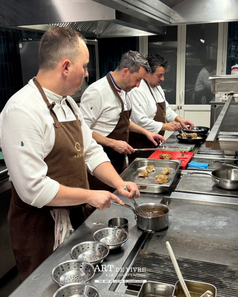 Philippe Mille etsa brigade en préparation du ris de veau chez Arbane