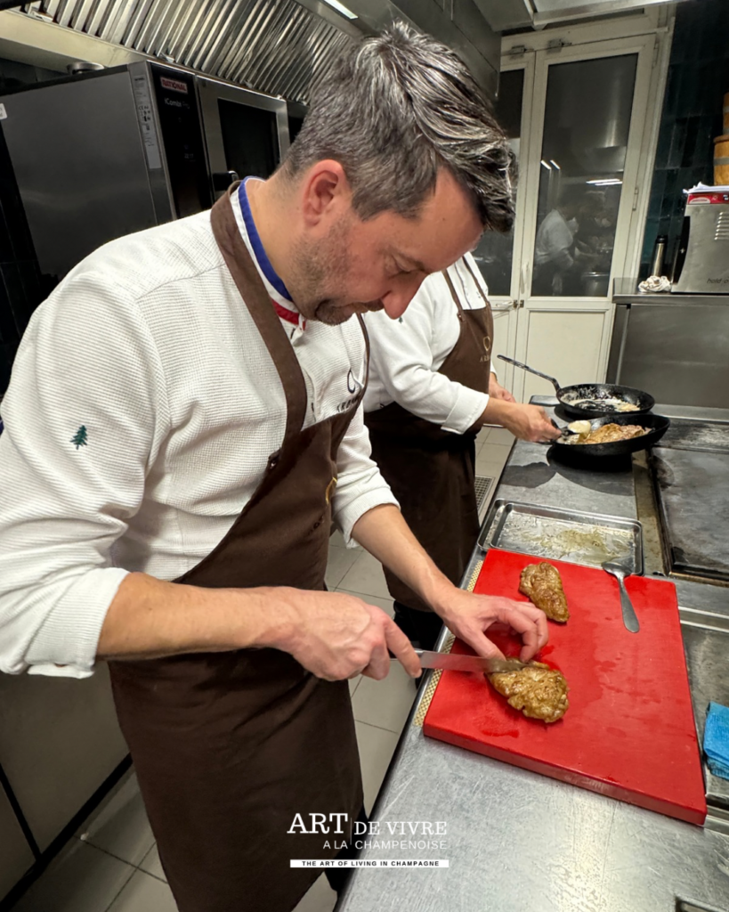 Philippe mille en préparation du ris de veau et des girolles chez Arbane