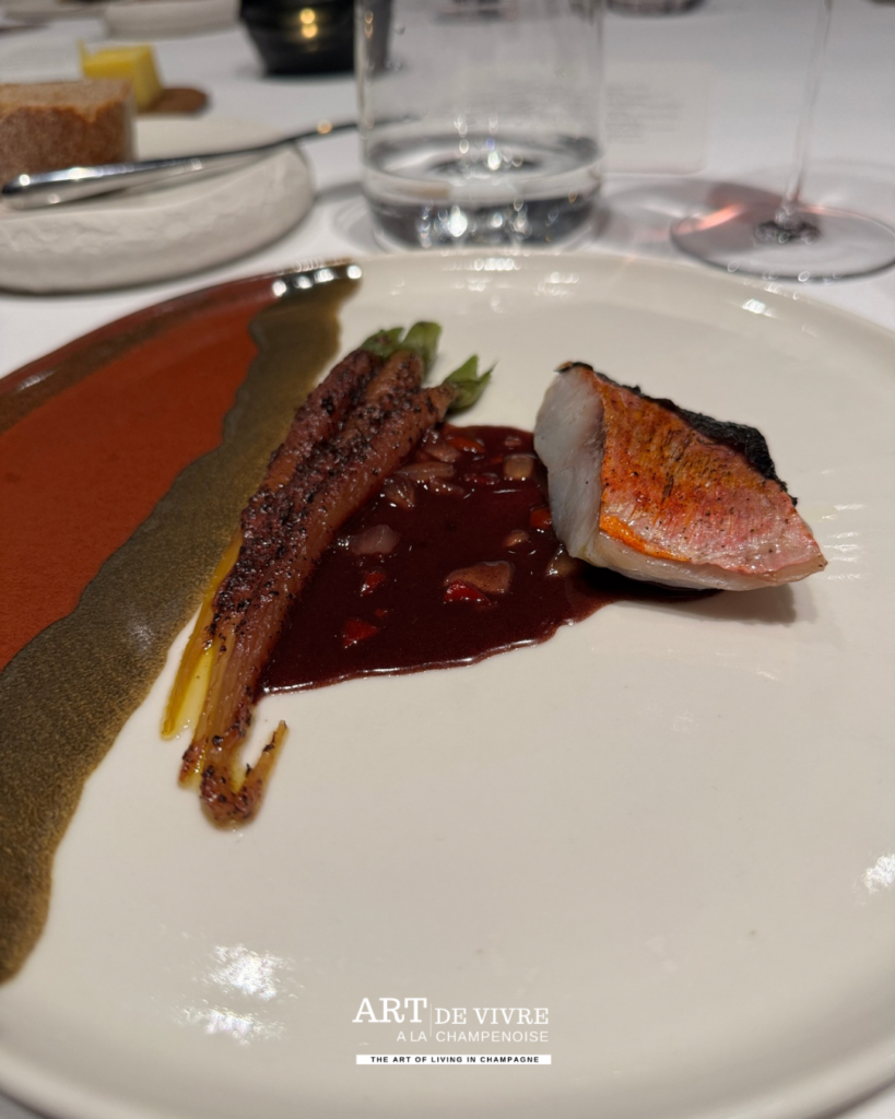 Carottes au beurre de shiso, raisin et piment doux à l’hibiscus autour du Rouget grillé à la flamme