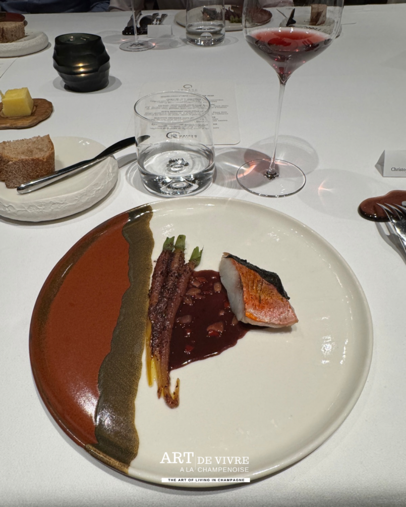 Rouget grillé à la flamme et sucs d’arêtes à la lie de pinot noir