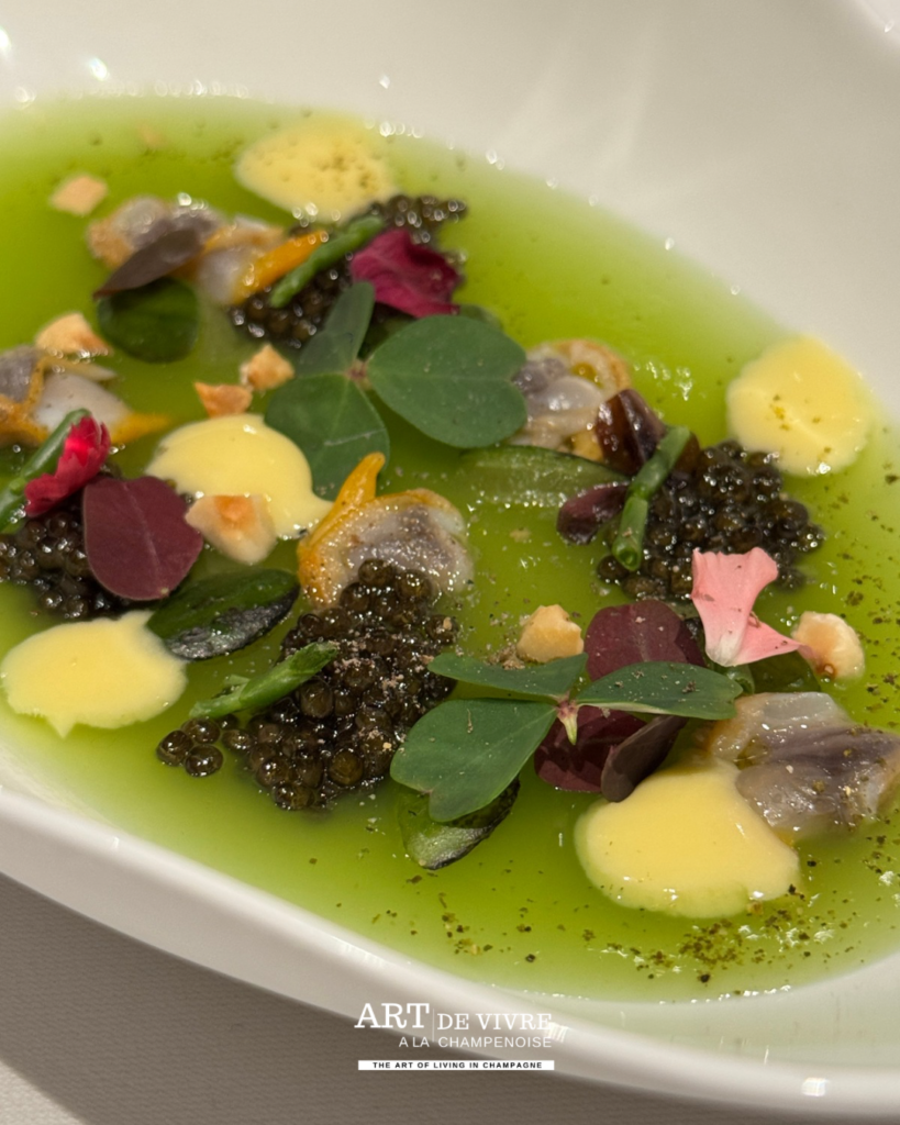Crémeux au yuzu, caviar osciètre et herbes marines autour des coques