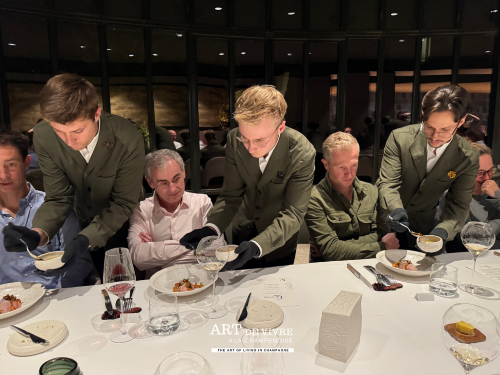 Service à  Arbane préparée pour le dîner Quercus Edition
