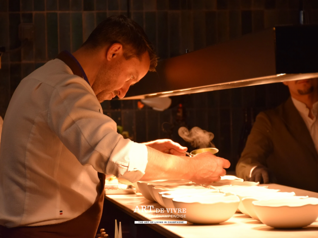 Philippe Mille en cuisine avant le depart des plats den cuisine