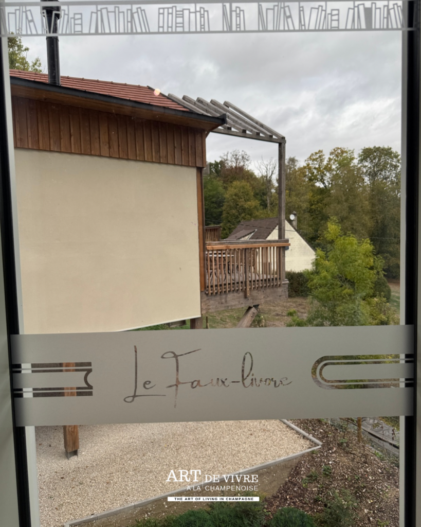 vue extérieure depuis les grandes baies vitrées