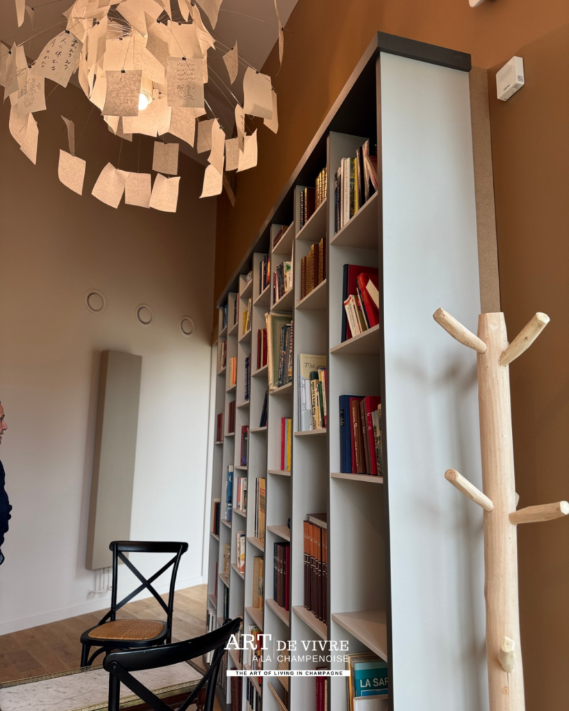 Eclairage et Étagères garnies de livres dans la salle