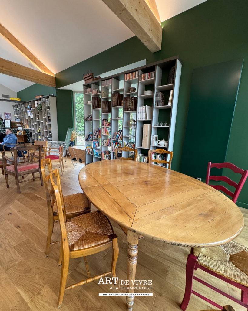 Chaises et tables dépareillées au Faux Livore