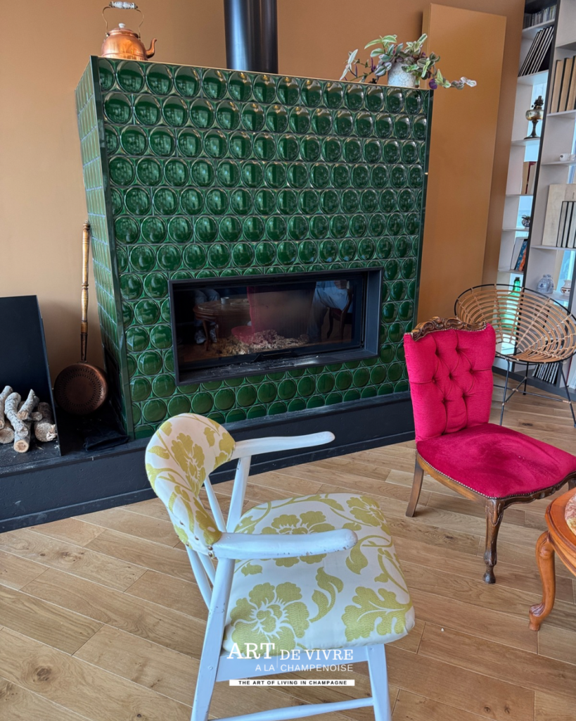 Cheminée d’allure alsacienne dans la salle du bar