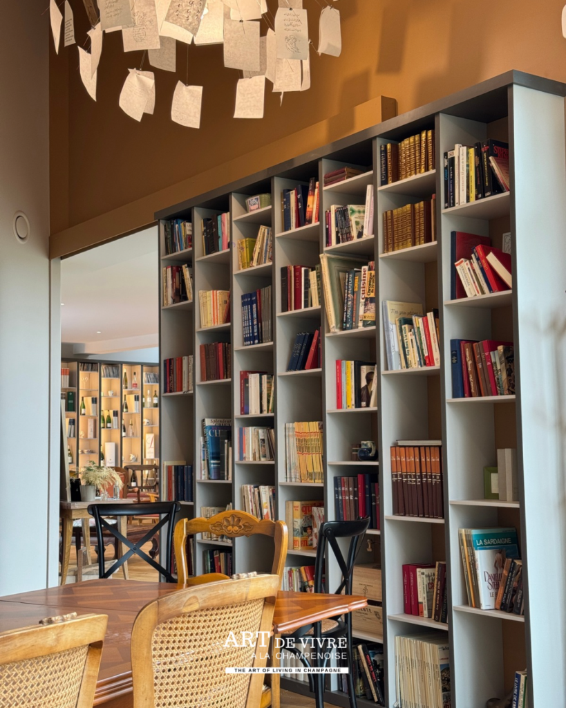 Étagères garnies de livres dans la salle