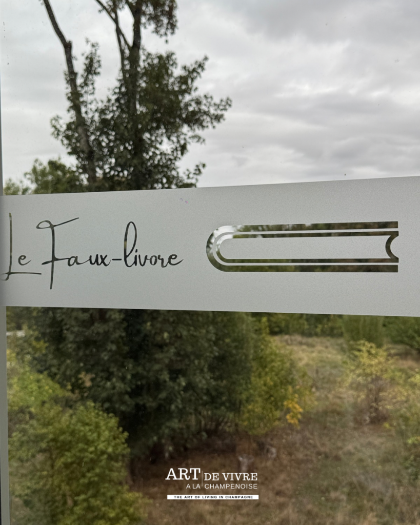 Le faux livore s'inscrit sur les vitres de l'établissement