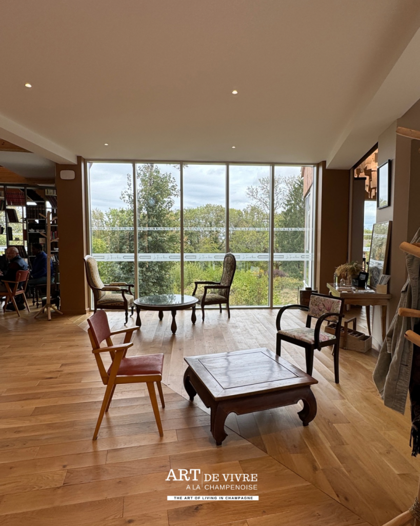 Vue de la salle et de l'extérieur depuis une table