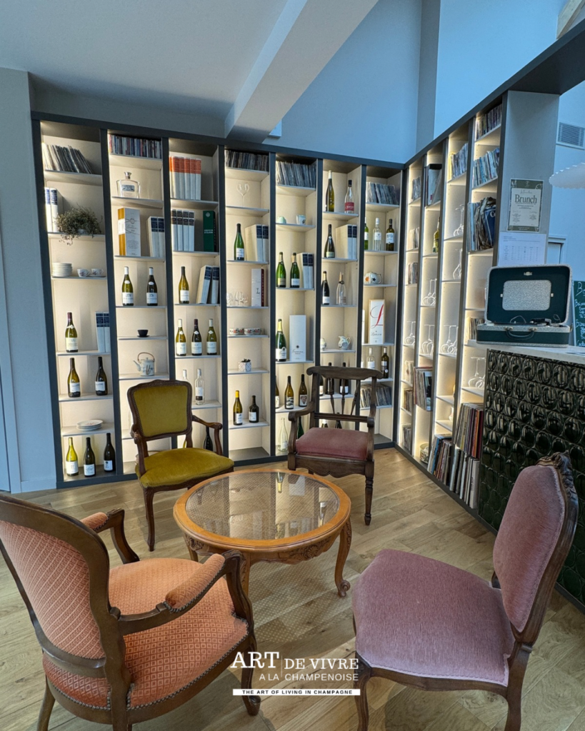 Bouteilles de champagne et produits locaux présentés au bar 