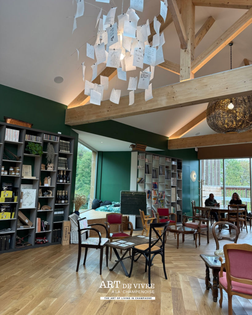 Bibliothèque du Faux Livore et livres à disposition dans la grande salle