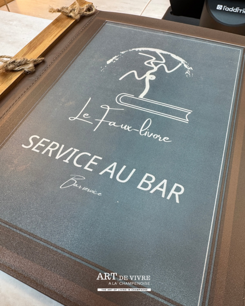 Le service se fait au bar au faux livore