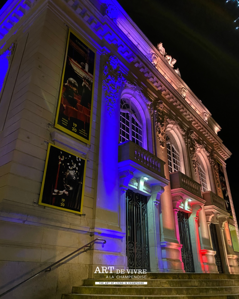 Façade illuminée du théâtre Gabrielle-Dorziat à Épernay