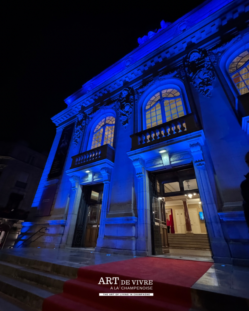 Façade illuminées du théâtre Gabrielle-Dorziat à Épernay by night