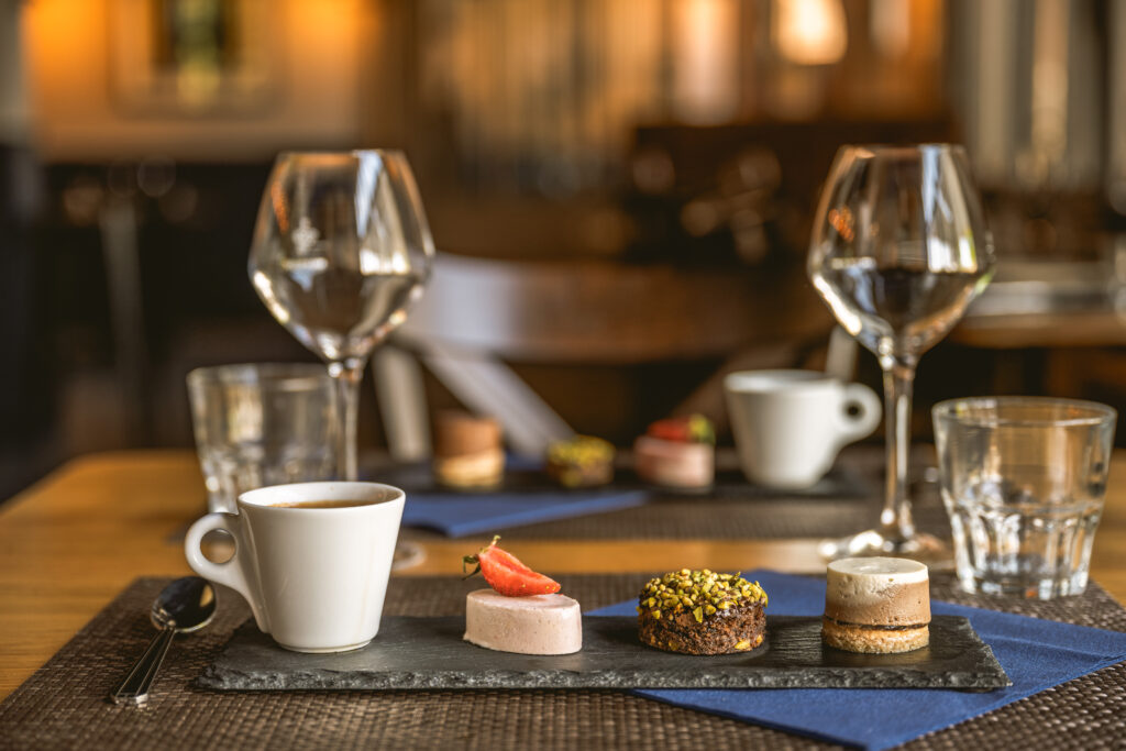 Café gourmand servi à L’Atelier d’Étoges