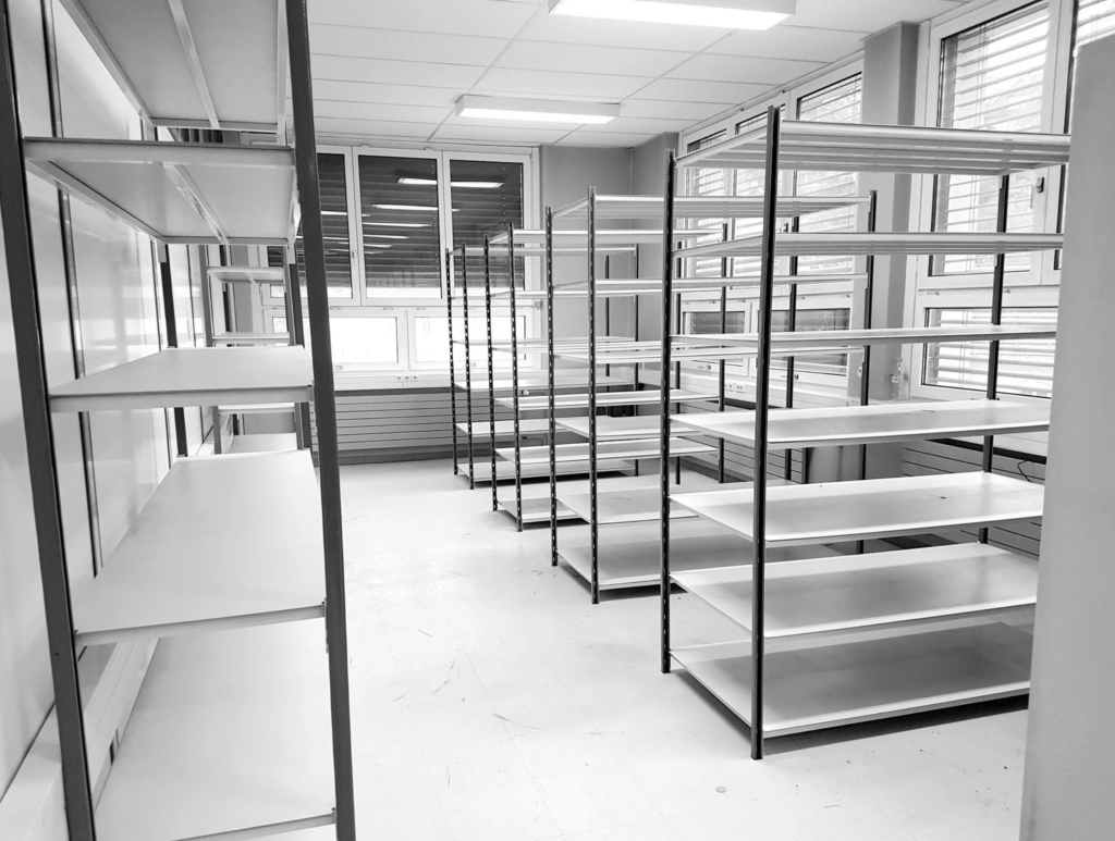 Etagères professionnelles débarrassées