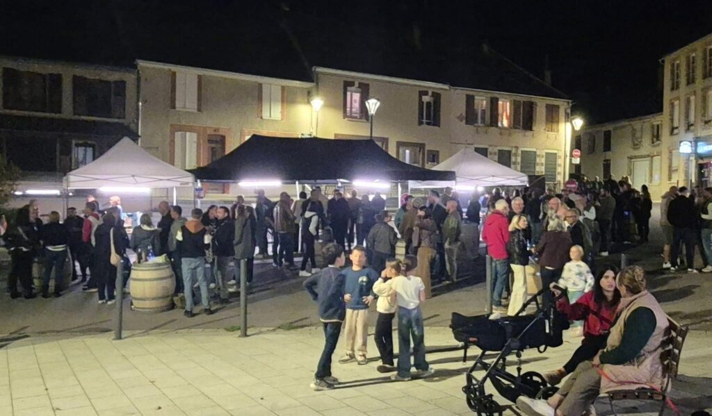 Place de la mairie de Tours-sur-Marne pendant la soirée du 16 octobre 2026