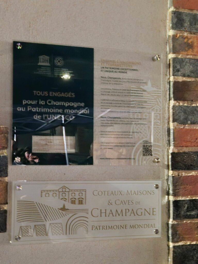 Plaque de la Mission Coteaux, Maisons et Caves de Champagne sur la mairie de Tours-sur-Marne
