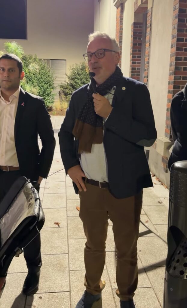 Loic Verriele, maire, lace de la mairie de Tours-sur-Marne pendant la soirée du 16 octobre 2026