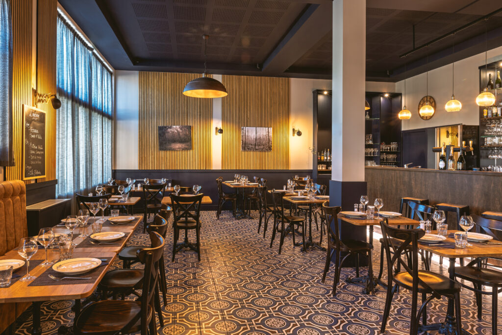 La Salle aux lignes contemporaines du bistrot L’Atelier d’Étoges